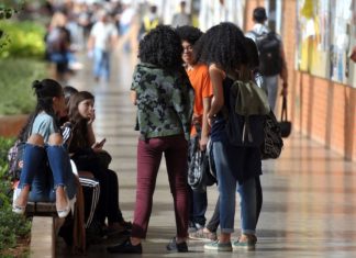 Programa que oferta bolsas de estudo a negros tem inscrição prorrogada
