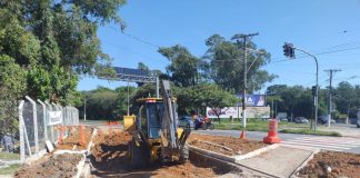 Após finalizar serviços de drenagem, Prefeitura retoma base para asfalto de novo acesso na rotatória Tenda