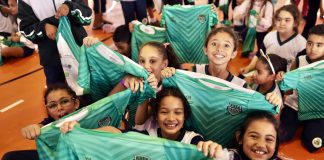 Escola Municipal Lauro Vicente de Azevedo ganha nova quadra esportiva