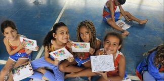 Ação de Natal distribui livros de colorir para crianças de Pindamonhangaba