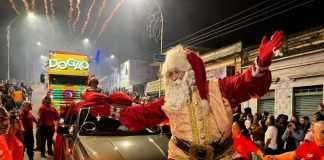 Papai Noel e Mamãe Noel aguardam as crianças nos últimos dias do Natal em Pindamonhangaba