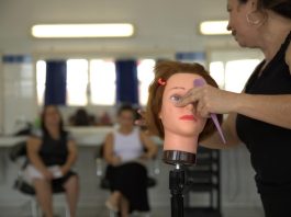 Escola do Trabalho abre inscrições para mais de 100 vagas nas áreas de beleza e informática
