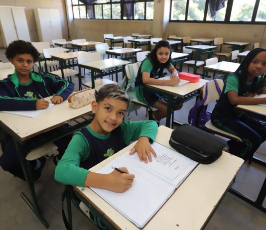 De cara nova! Prefeitura de Jacareí inicia entrega de mais de 12 mil kits de uniformes para crianças da rede municipal