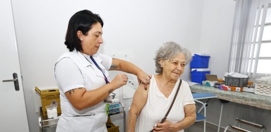 Casas do Idoso montam posto para vacinação contra a gripe