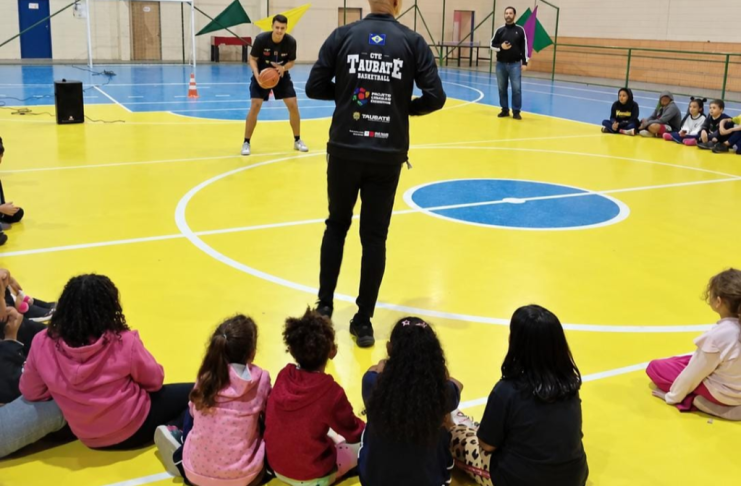 Caravana Esportiva leva basquete para 70 alunos do ensino integral em Taubaté