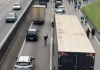 Ciclista é flagrado pedalando entre carros e caminhões na Via Dutra, em Taubaté