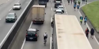Ciclista é flagrado pedalando entre carros e caminhões na Via Dutra, em Taubaté